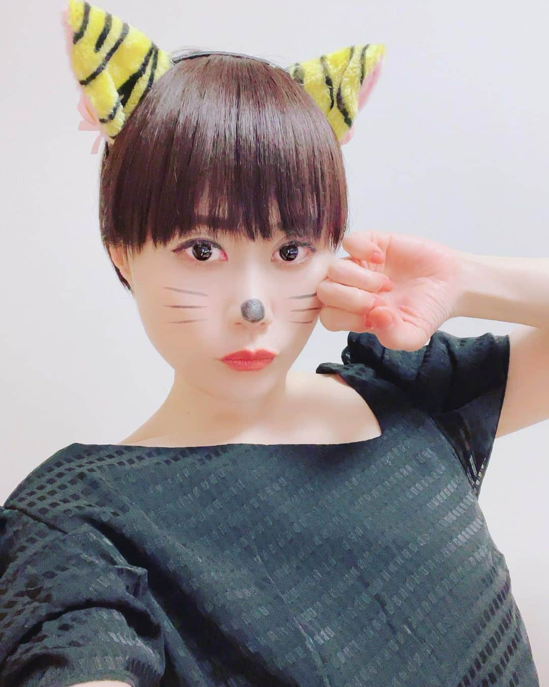 Karinさんのインスタグラム写真 - (KarinInstagram)「2023.2.22猫の日🐱🐱🐱  今年もアプリじゃなくセルフメイクでやりました😂  毎日心から笑っていられたら良いけど、そうもいかない日もありますよね。  応援してくれる皆に笑顔で楽しんで貰うのが私の使命だと思ってます✨  #猫の日 #ねこの日」2月23日 1時39分 - karins_flavor