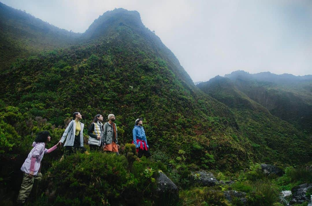 コール・スプラウスさんのインスタグラム写真 - (コール・スプラウスInstagram)「For our third and final installment of my @canadagoose “live in the open” campaigns, we traveled to the Portuguese islands of the Azores. Thank you to everyone in Sao Miguel for showing our crew such hospitality and grace, honored to have visited your lovely island. And thanks to Canada goose + all of the casts and crew over three memorable trips for such incredible experiences.   Talent: @leatriceyoshie_ @djata_irl @sojournerbrown @alexanderbrinitzer @aurorarealini  1st Assistant: @ericmichaelroy  Styling: @maxortegag  Makeup: @michaelgoyette  Hair: @1.800.chanel  Production: @wearenuevo」2月23日 1時49分 - colesprouse