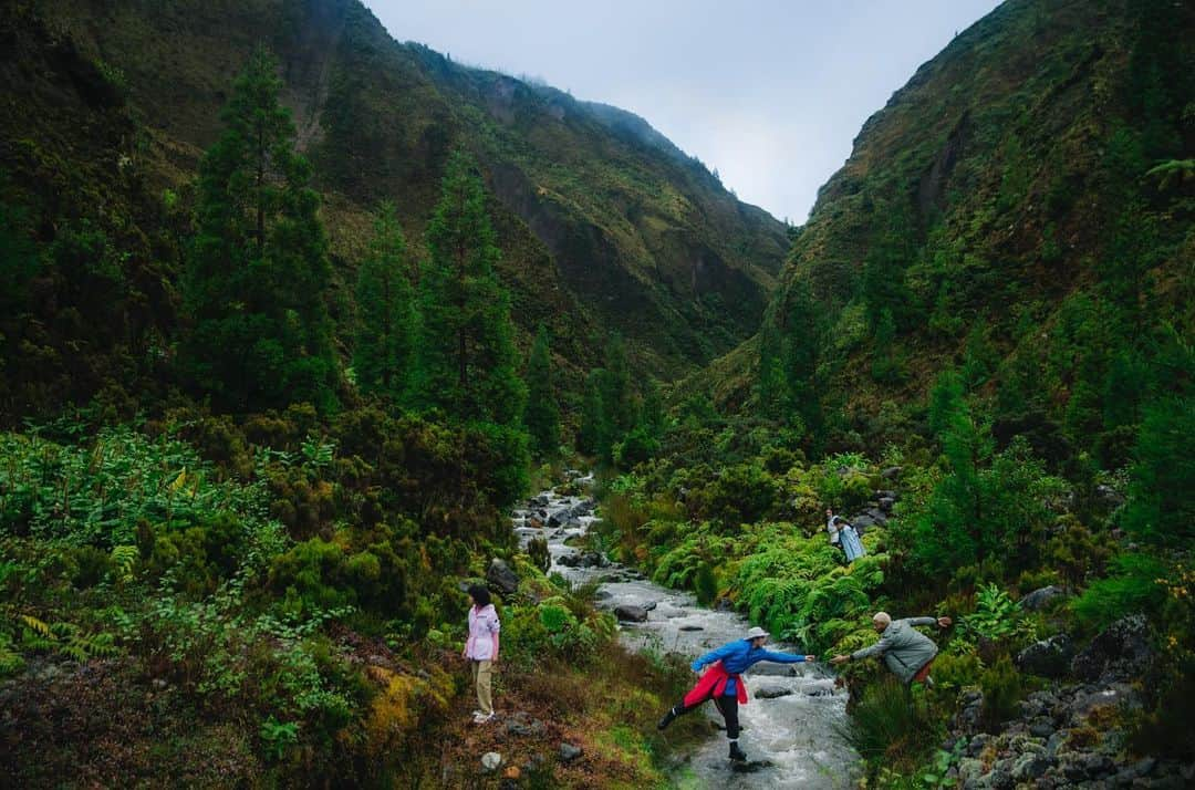 コール・スプラウスさんのインスタグラム写真 - (コール・スプラウスInstagram)「For our third and final installment of my @canadagoose “live in the open” campaigns, we traveled to the Portuguese islands of the Azores. Thank you to everyone in Sao Miguel for showing our crew such hospitality and grace, honored to have visited your lovely island. And thanks to Canada goose + all of the casts and crew over three memorable trips for such incredible experiences.   Talent: @leatriceyoshie_ @djata_irl @sojournerbrown @alexanderbrinitzer @aurorarealini  1st Assistant: @ericmichaelroy  Styling: @maxortegag  Makeup: @michaelgoyette  Hair: @1.800.chanel  Production: @wearenuevo」2月23日 1時49分 - colesprouse