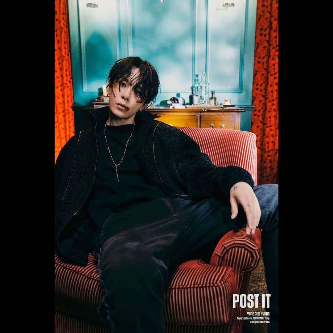 ヨン・ジュンヒョン のインスタグラム：「[POST IT]  Concept Photo #2 2023.03.02. THU (KST)  @bigbadboii #용준형 #YONGJUNHYUNG #POST_IT #BLACK_MADE」