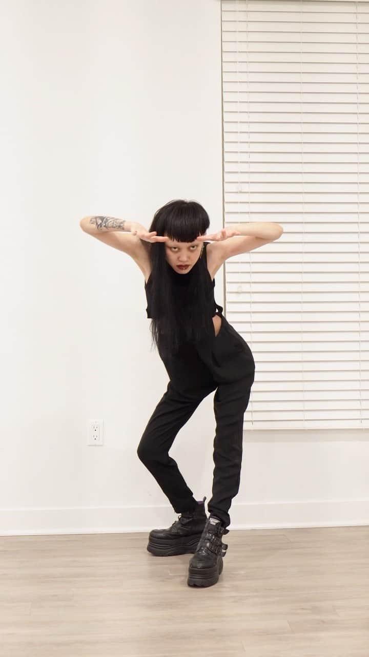 Aya Satoのインスタグラム：「🖤🖤New video 🖤🖤 🤖🤖“Autopilot” 🤖🤖  🖤TUTORIAL is on my WEBSITE🖤  🚨最初点滅しています。 🚨light flashing at the beginning   Shoot/Edit by @manaikeda104   #ayasato #ayasatodancing #ayasatochoreography #ayasatostyle」