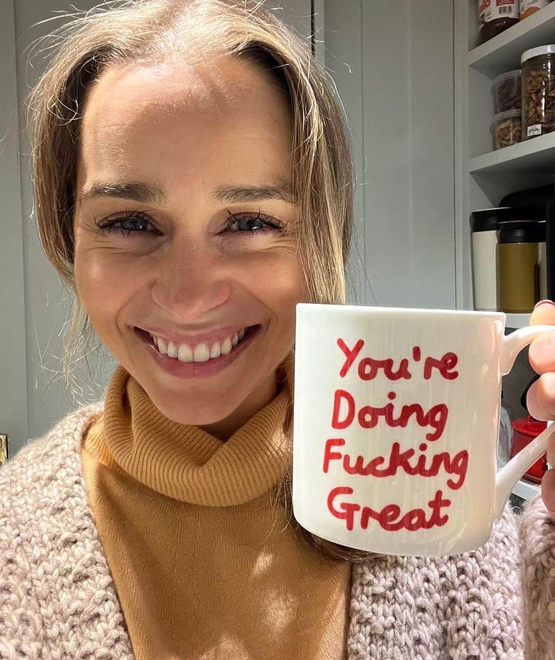 エミリア・クラークのインスタグラム：「Mum got me a mug. I felt it was important to share this new found wisdom. Use it and reap the rewards 🤌💪🏻🥳❤️   #itstimetostartbackingyoselfpeople  #mumsreallydoknowbest #mycoldjustgotitsmedicine」