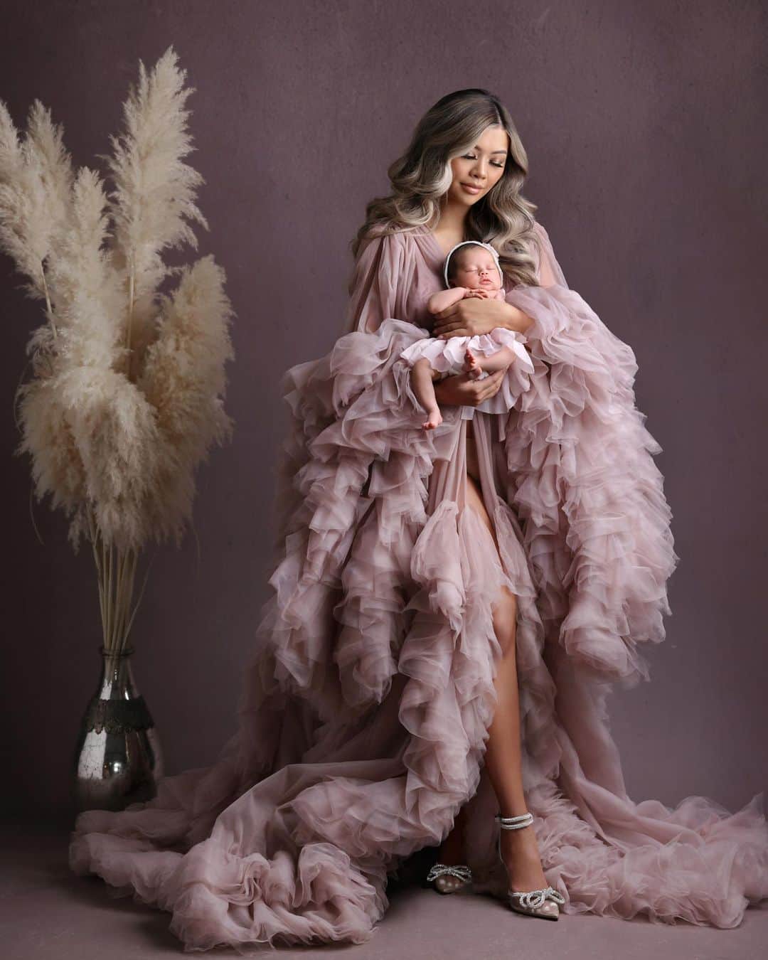 リアン Vのインスタグラム：「I became a mom and everything changed. My priorities. My hopes. My worries. My interests. My boundaries. My world was all new and it has never been more beautiful.🤍  Photo: @loridormanphotography  @zaiasky Custom Outfit: @willowmintprops  MUA: @evilyn_mua」