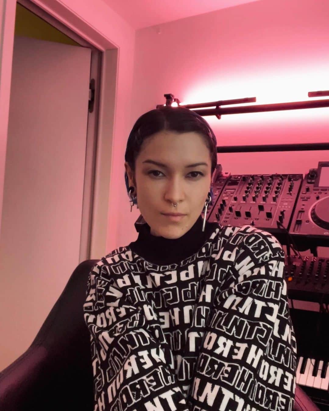マヤ・ジェーン・コールスのインスタグラム：「I’ve been quiet on here but not quiet in the studio 🤓🎶🎹🎵♾️👁‍🗨 #happyplace 💓」