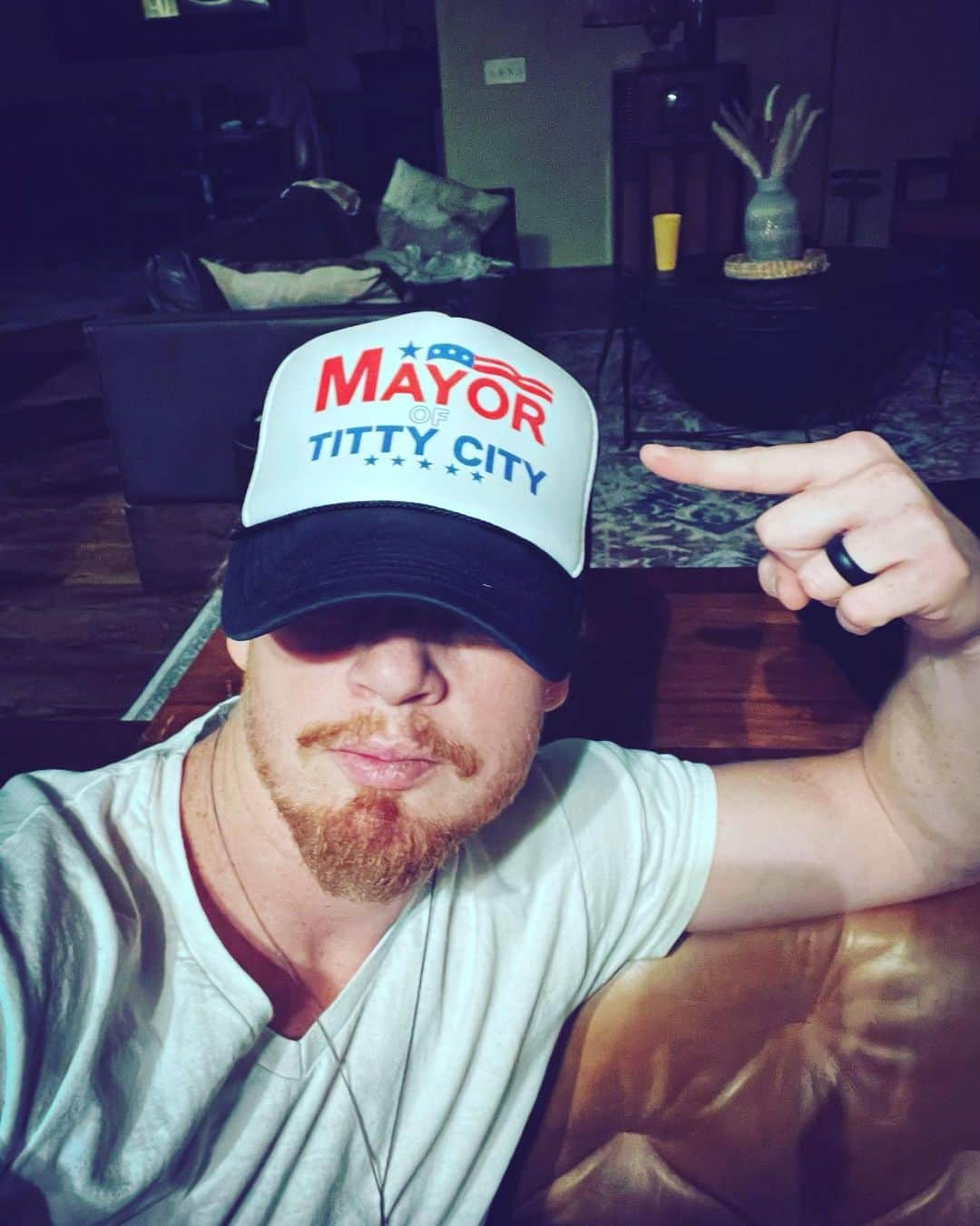 ヒンダーさんのインスタグラム写真 - (ヒンダーInstagram)「..new merch drop soon❗️  Hit the link in our bio to keep up to speed as we continue to innovate and push the boundaries of this thing called rock n’ roll  #mayor #merch #hinder #nocap」2月23日 2時45分 - hindermusic