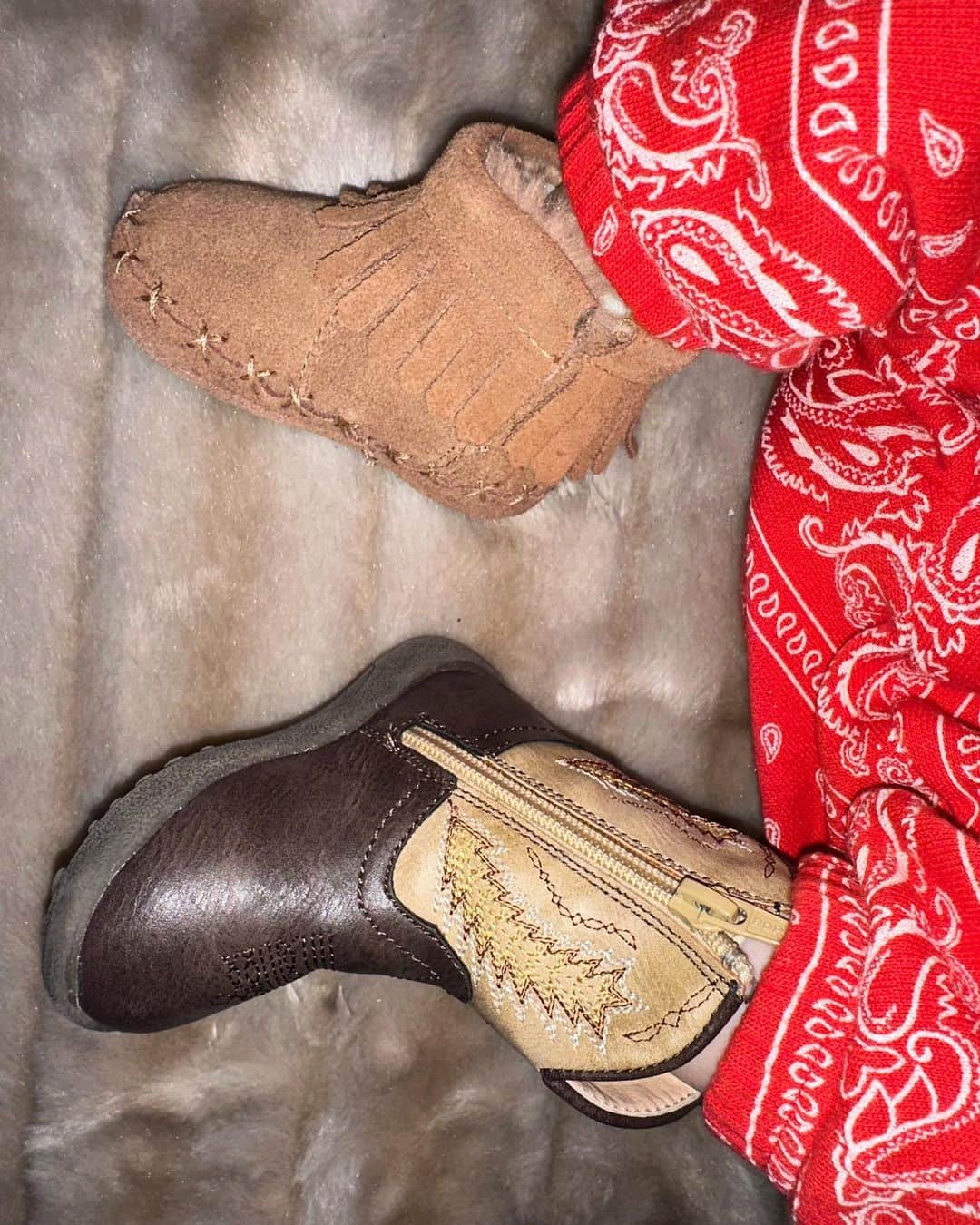 アメリーピシャールさんのインスタグラム写真 - (アメリーピシャールInstagram)「First shoes, can’t choose 🤠」2月23日 2時49分 - ameliepichard