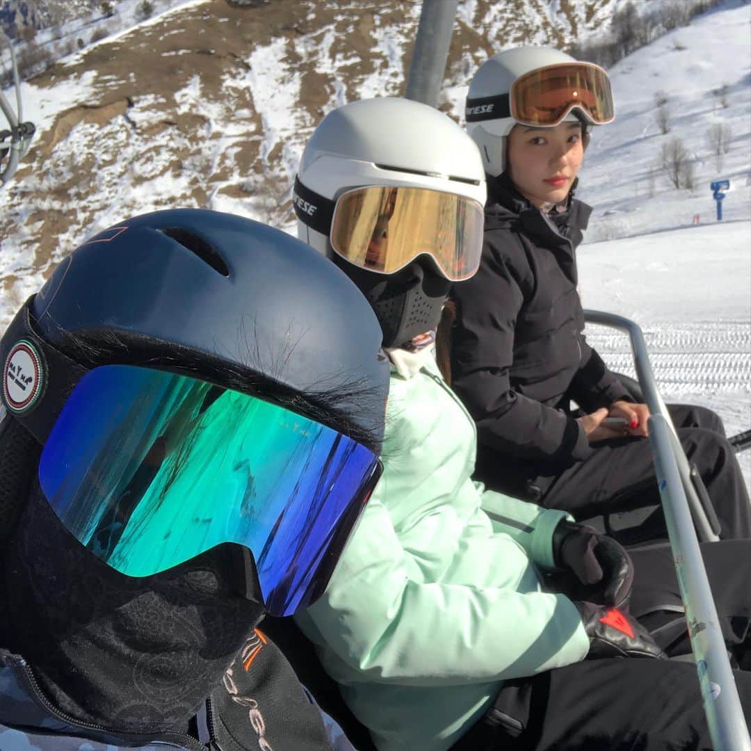 原田哲也のインスタグラム：「娘達とスキーデートしてもらいました❤️ ダイネーゼのスキーウエア動きやすくて最高らしいです！ #ダイネーゼスキーウエア #ダイネーゼ#dainese #daineseski #ski#スキー #イタリアスキー#イタリア#itarlia」