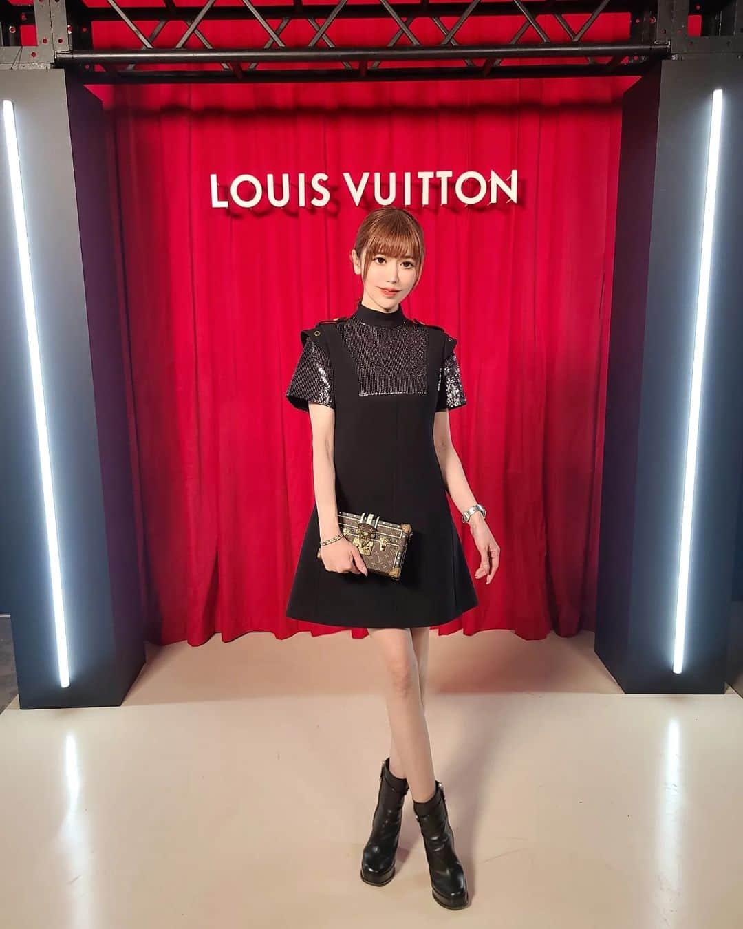 まき子さんのインスタグラム写真 - (まき子Instagram)「@louisvuitton 23SSのショーと受注会🖤  ショーは遊園地のサーカスをイメージしていて楽しく幻想的で素敵でした🎠🎠  大きなボタンやチャックが特徴的なかわいいお洋服も沢山オーダーできました👗🖤  #louisvuitton #2023ss #fashionshow #lvss23 #ファッションショー#春服 #受注会」2月23日 3時21分 - y.maki2000