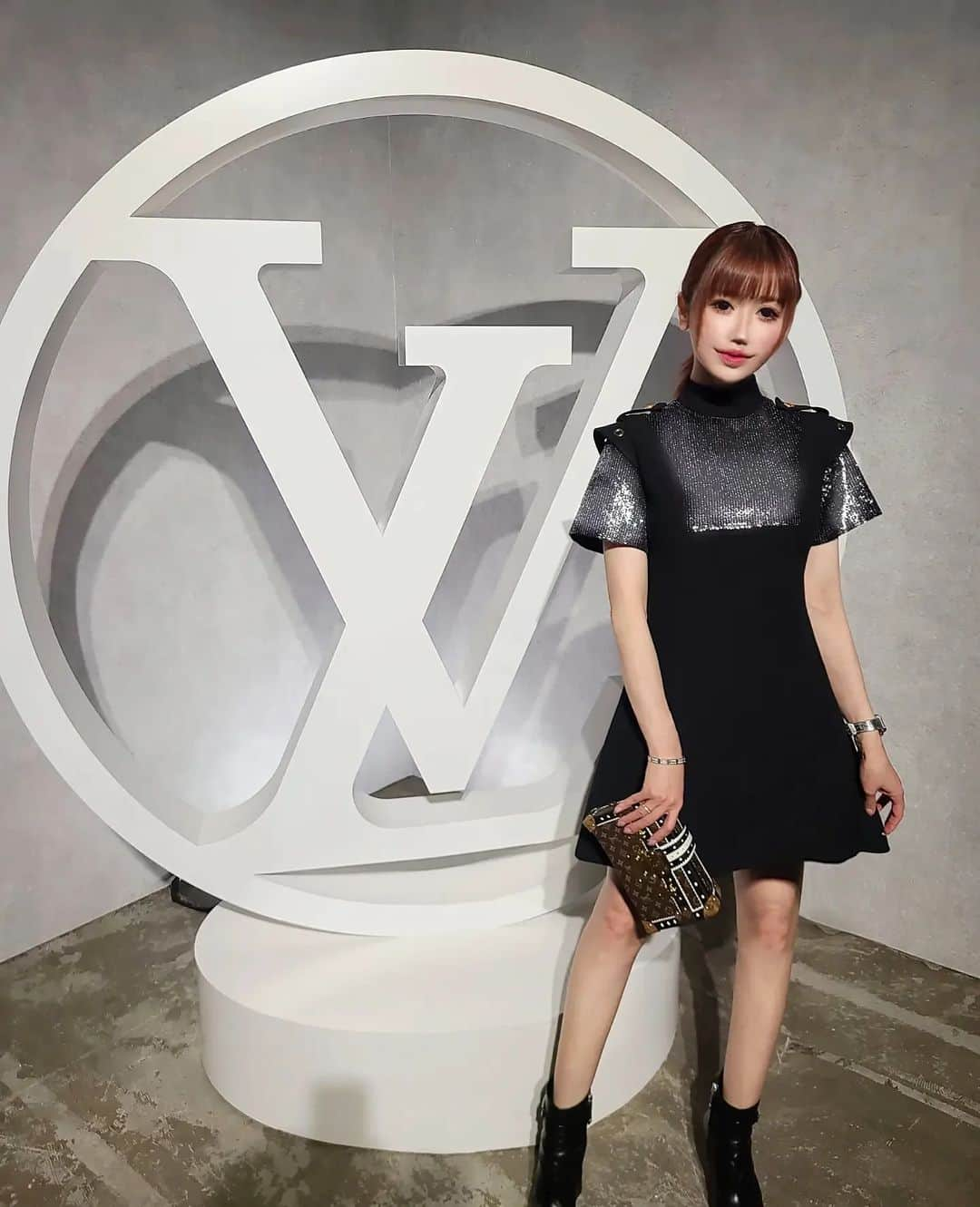 まき子さんのインスタグラム写真 - (まき子Instagram)「@louisvuitton 23SSのショーと受注会🖤  ショーは遊園地のサーカスをイメージしていて楽しく幻想的で素敵でした🎠🎠  大きなボタンやチャックが特徴的なかわいいお洋服も沢山オーダーできました👗🖤  #louisvuitton #2023ss #fashionshow #lvss23 #ファッションショー#春服 #受注会」2月23日 3時21分 - y.maki2000