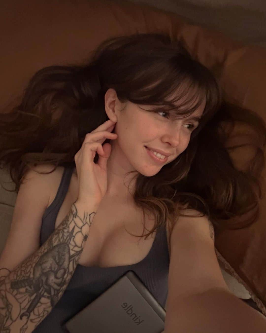 Acacia Brinleyのインスタグラム：「Mirror pictures, mythical lands, moving my body, and mending my mind!!!」