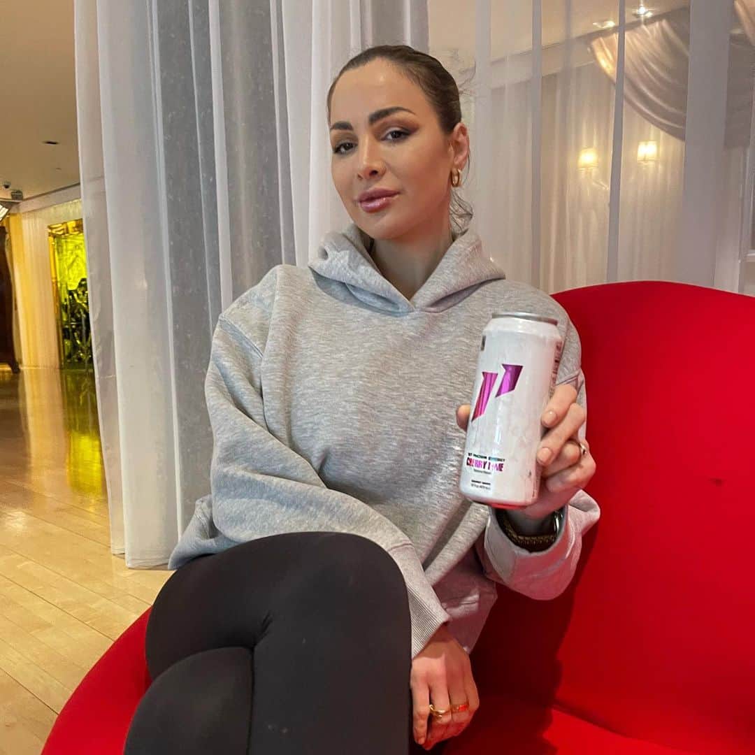 ヨルダン・カーバーのインスタグラム：「Werbung • London was great. Couldn’t survive without @1stphorm ENERGY DRINK. The whole running around was pretty exhausting. #phamily #iam1stphorm💪🏽」
