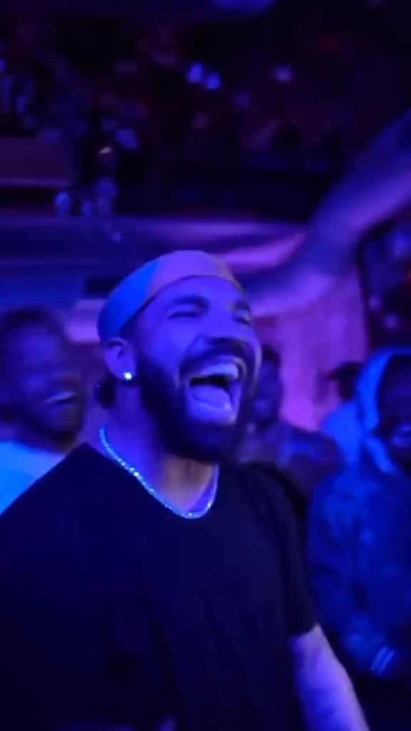 Anwar Jibawiのインスタグラム：「Stay away from my girl @champagnepapi 😡 (Credit: @maxgoodrich)」