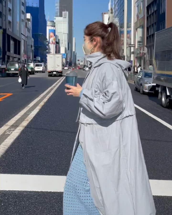 mina hinokuchiのインスタグラム：「. 💙💙💙 スタンド高め、大きめのフードがポイント。 ウエストのジップを取り外せば ショート丈としても◎  こんな春アウター欲しいな〜っと思いながら作ったお気に入りの子◎ 来週お店にも入ります♪  . #Chico #salonbychico #チコ」