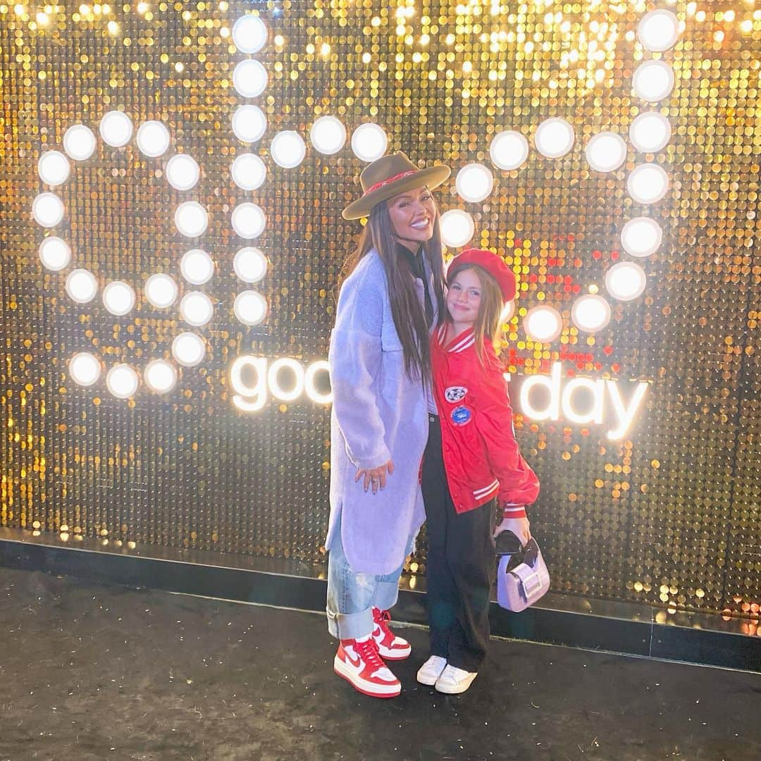 カンディー・ジョンソンさんのインスタグラム写真 - (カンディー・ジョンソンInstagram)「My mini-twinny, Ellie, dressed me so we were coordinating last night😭❤️💜 <swipe for full outfit>  She picked out red and lavender pieces for us to be matching🥹 she had a lavender shirt and bag, and she had me wear my lavender jacket, red Nike’s and tie a red bandana on my hat to match red jacket she borrowed from me and wore with her red beret❤️  We listened to popular (TikTok) songs she likes all the way there🎶  We had the best time together going as “matching besties” to a beauty event together!   Ellie is amazing a doing hair and she loves all things skin care and makeup so I knew she’d love to go with!  And thank you to everyone at @ghdhair that was so sweet to us! (sidenote: @ghdhair was one of the first professional flat irons I ever owned and I still use !)  Then we had a little mom & daughter-bestie pasta dinner at  The Grove…  And mini-bestie fell asleep about 10 minutes before we got home😴❤️  Stylist: Ellie  #hair #beauty #event #mom #and #daughter #fashion」2月23日 6時17分 - kandeejohnson