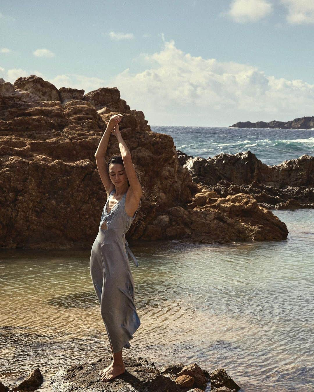 ブルーナ・テノリオさんのインスタグラム写真 - (ブルーナ・テノリオInstagram)「Doen Spring ‘23 @shopdoen 🐚 Shot in St. Barts by @victordemarchelier  Thanks @margaretkleveland_doen @katherine_doen @phoebe_dean @heloise_guerin_demarchelier @helen_ws ♥️」2月23日 6時27分 - brunatenorio