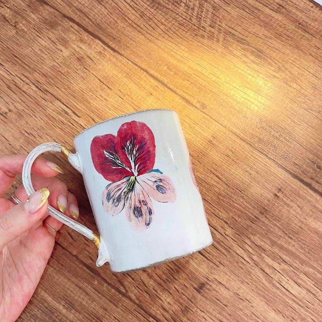入江未悠さんのインスタグラム写真 - (入江未悠Instagram)「. 最近のNail💅 山本美樹さんのゴールドホイルフレンチ。 ラインが繊細で、華奢なジュエリーを合わせたくなります。 . 画像の2枚目は、 @astierdevillatte のマグカップと。持ち手を金継ぎして蘇ったお気に入りです🥰 . ネイリスト歴28年の美樹さんとは、サロンにお伺いするたび色々なお話をさせていただくのですが . 美樹さんが輪島で出逢い、一目で魅了されたという、本物の金継ぎ技術のお話を聞くことも 最近の楽しみのひとつ。 日本の伝統美を1人でも多くの方に伝えたいという思いから、金継ぎスクールも始められたそうです。 @maison_kintsugi_ginza  . 今日は気温が上がるようですね。 三寒四温の季節ですが、皆さん良い週末をお過ごしください✨ . . .」2月19日 11時43分 - miyu_irie