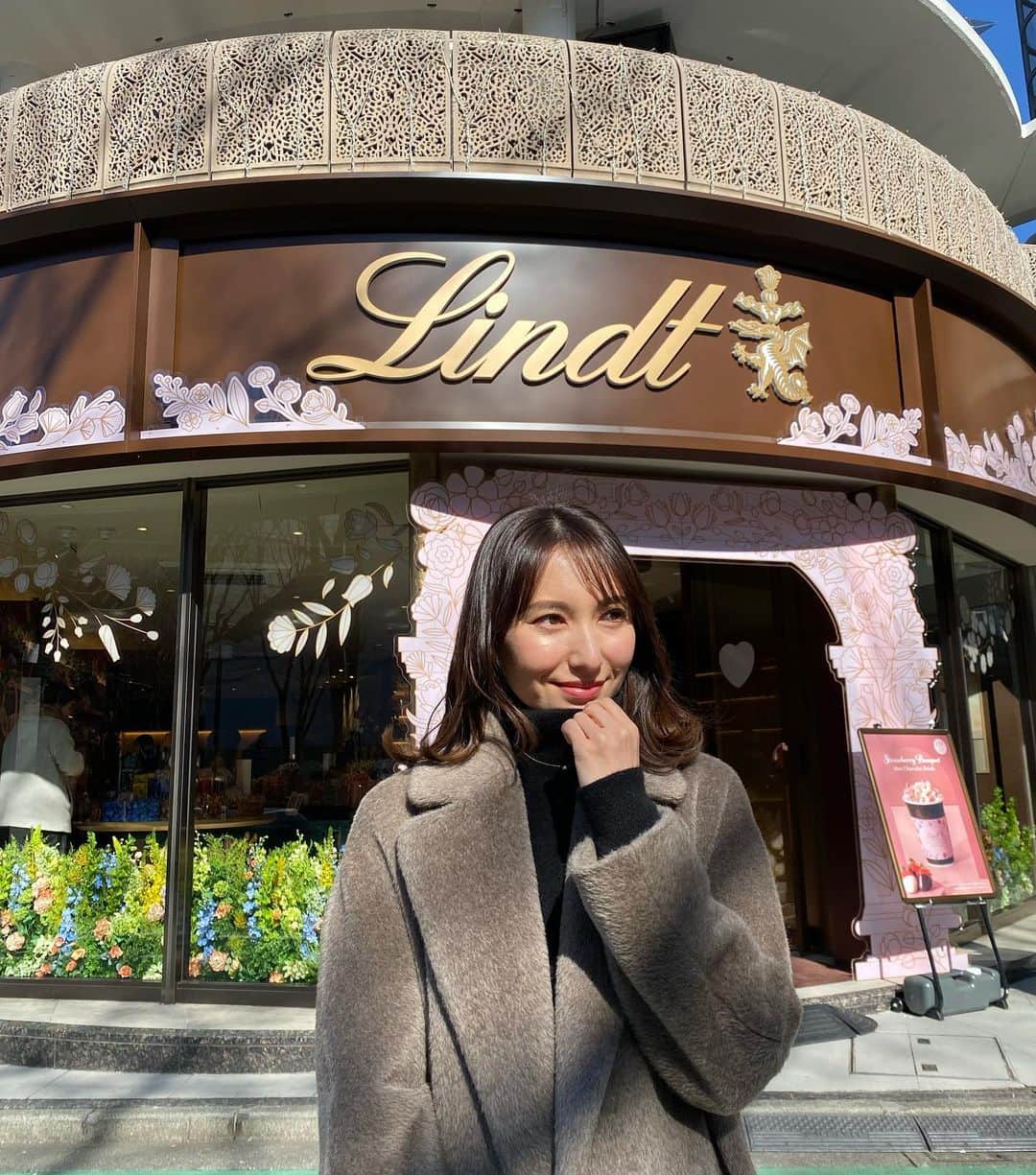 松本リコのインスタグラム：「・ ・ ・ ・ リンツ...♡ 寒いからホットチョコレートに したよ(*´꒳`*) ・ ・ ・ #japanesegirl #japangirl  #ハーフ顔 #リンツ  #fashion #ファッション #リンツチョコレート #lindt」