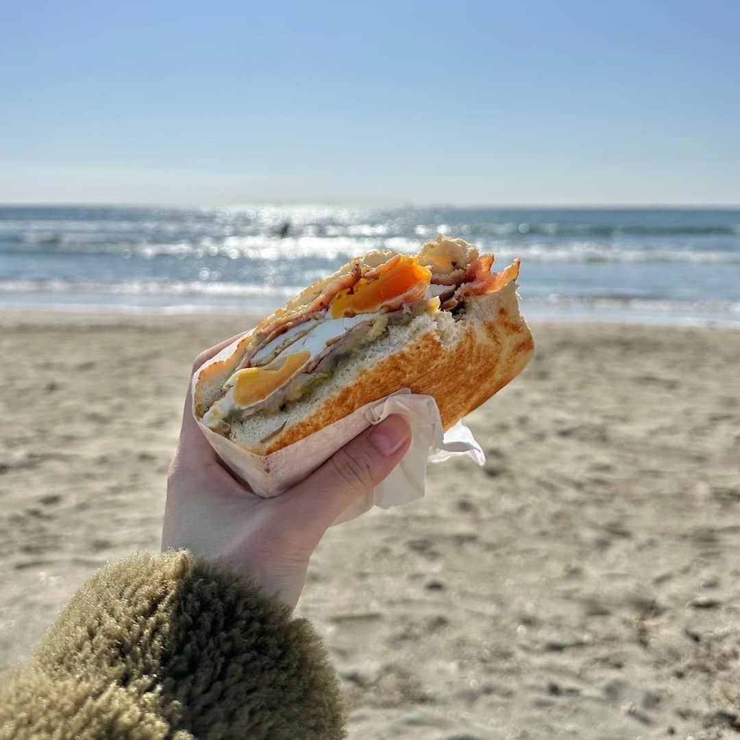 阿部朱梨のインスタグラム：「夜な夜な焼いた食パンで サンドイッチ🥪  #あかりのぱん」
