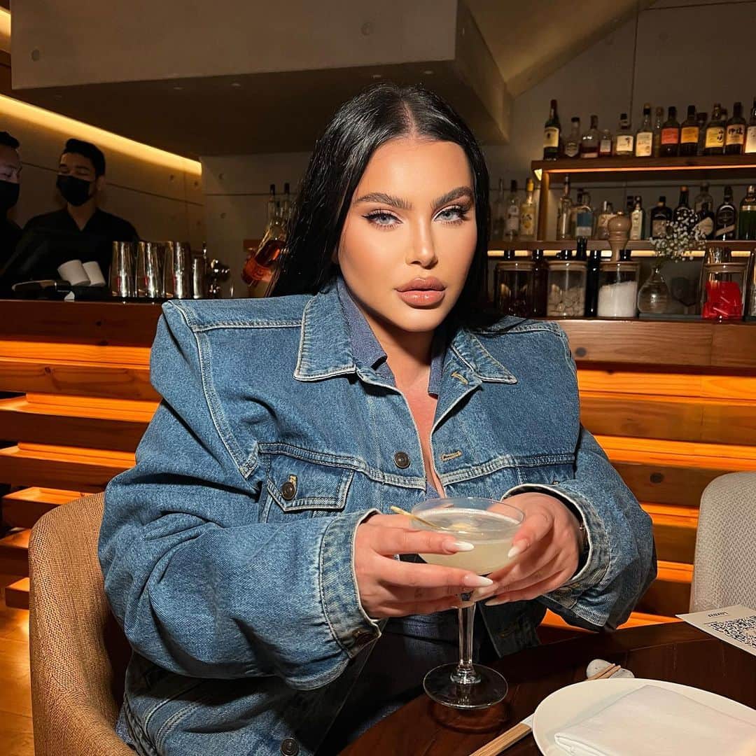 Hrush Achemyanのインスタグラム：「Lychee Martini 🍸 try it out next time  Deets on the Lippy using @NovaBeauty  LIP LINER - 2 in 1 NUDE 02  Perfect Pout Luminous Cream Lipstick - Dream Rich Glow Gloss-Thicc #NOVABEAUTY #Novabeautypartner #makeup #MUA」