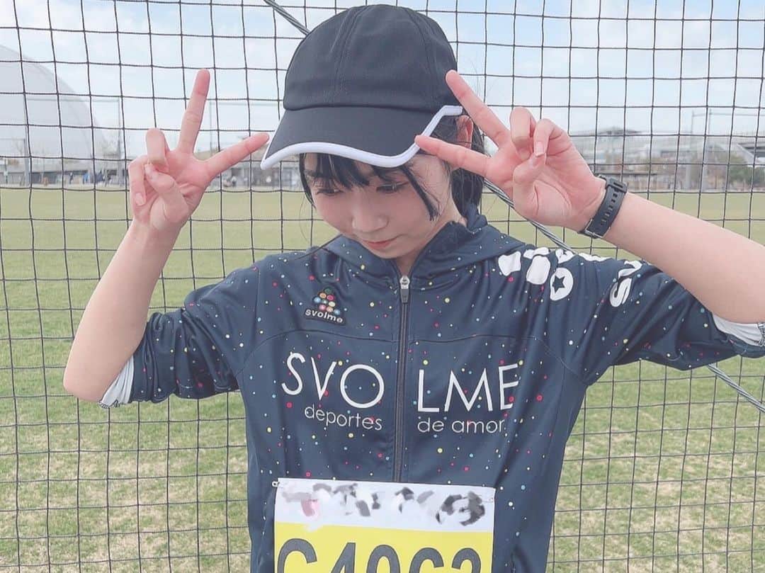 中坂美祐のインスタグラム：「10キロマラソン走りました〜🏃‍♀️  走り終えて5分も経ってない写真です😊  #マラソン #10キロラン #マラソン女子」