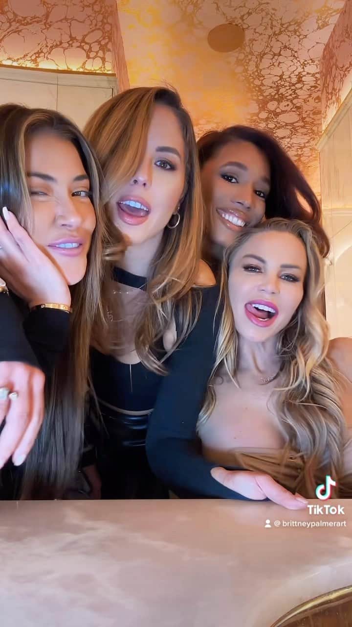 Lauren Drain Kaganのインスタグラム：「People that judge by looks alone and can’t see into energies, spirits, hearts, pain and healing are not my kind of ppl. It’s all good cuz I got me some 🤩 GEMS 💎 SISTERS that DO in my life. 💖  @brittneypalmer @ariannyceleste @brookliyn_wren @wheres_brooklyn @kamela  🥩 restaurant @barrysprime」