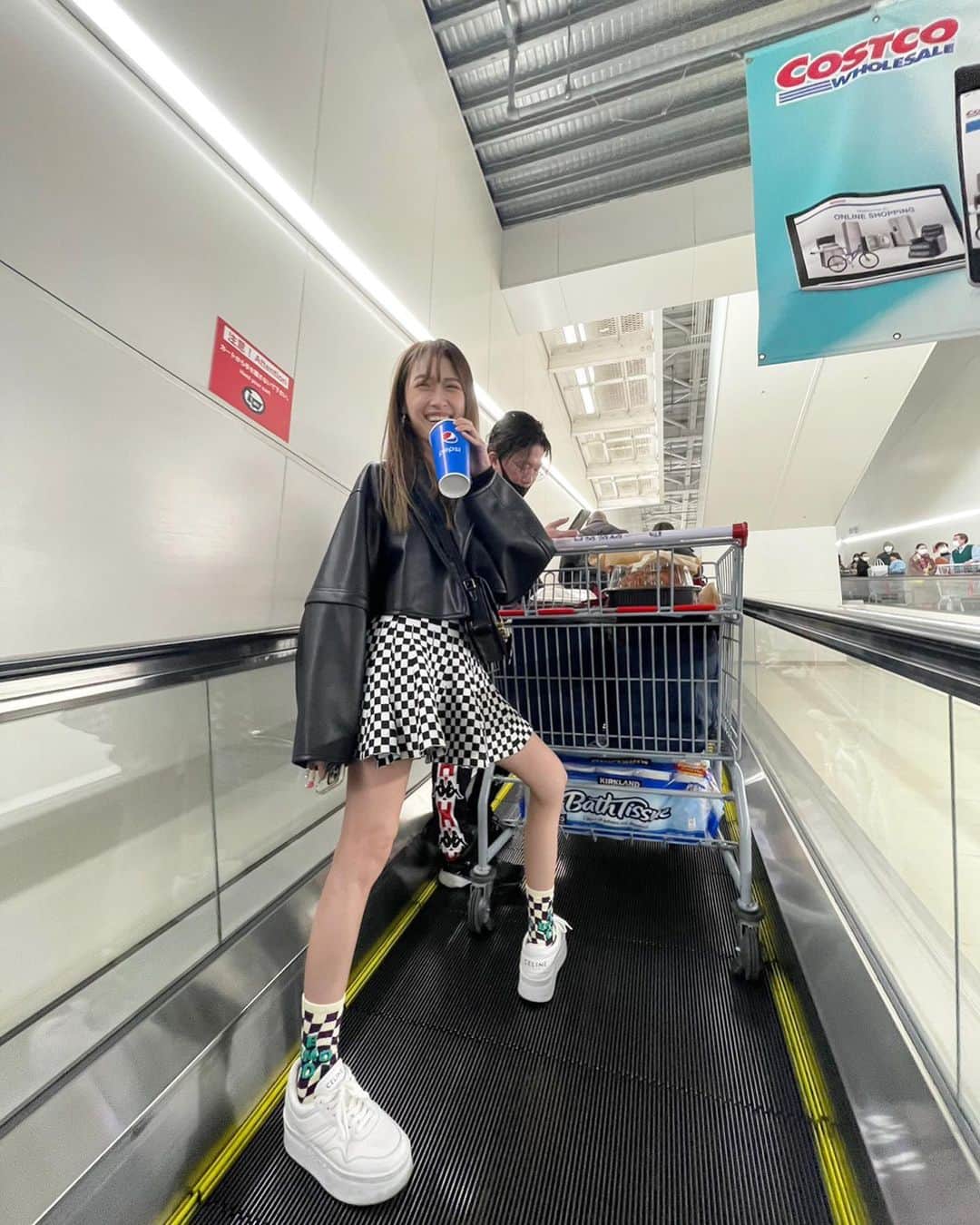 横田彩夏のインスタグラム：「バリ足長く撮ってくれたありがてぇ (まなみん)  Ameriの展示会でお願いしてた アウターが届いたので早速着た❤️‍🔥  Outer @amerivintage  Tops @avandress_  Skist noname Shoes @celine  Bag @celine   アームホール広めだからニットのレイヤードもいけそう💭 IGのタグつけ進化してるけど使いにく  #コストコ#amerivintage#アメリ#avandress#celine#costoco#outfit#outer#tops#skirt」