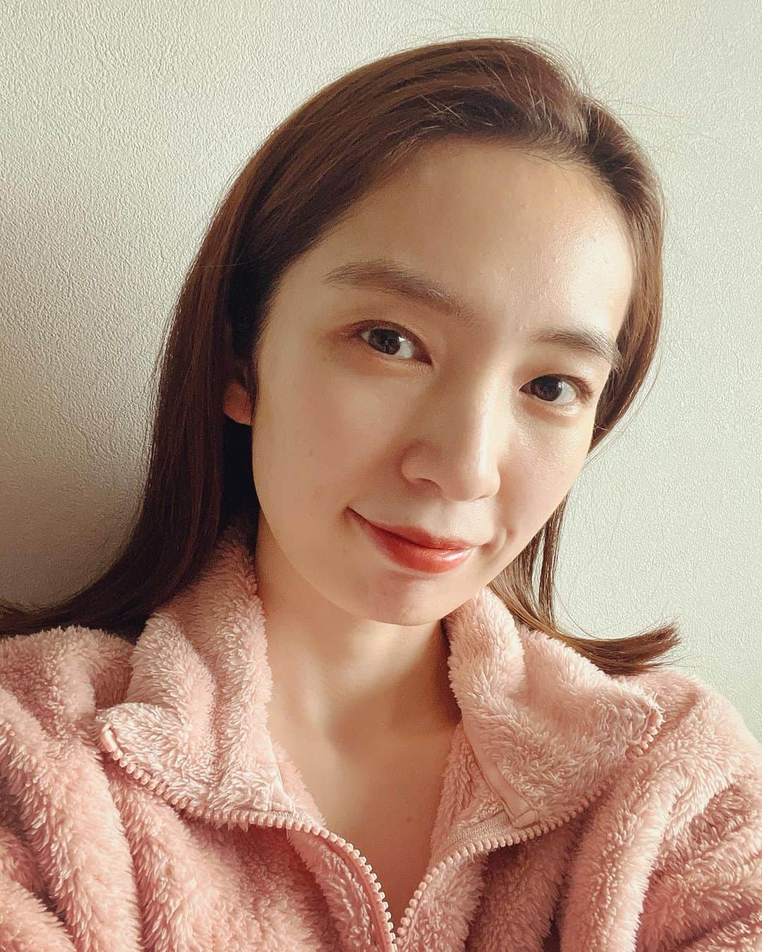 のインスタグラム：「棚の奥にあったリップぬったら 可愛い色してた🫶」