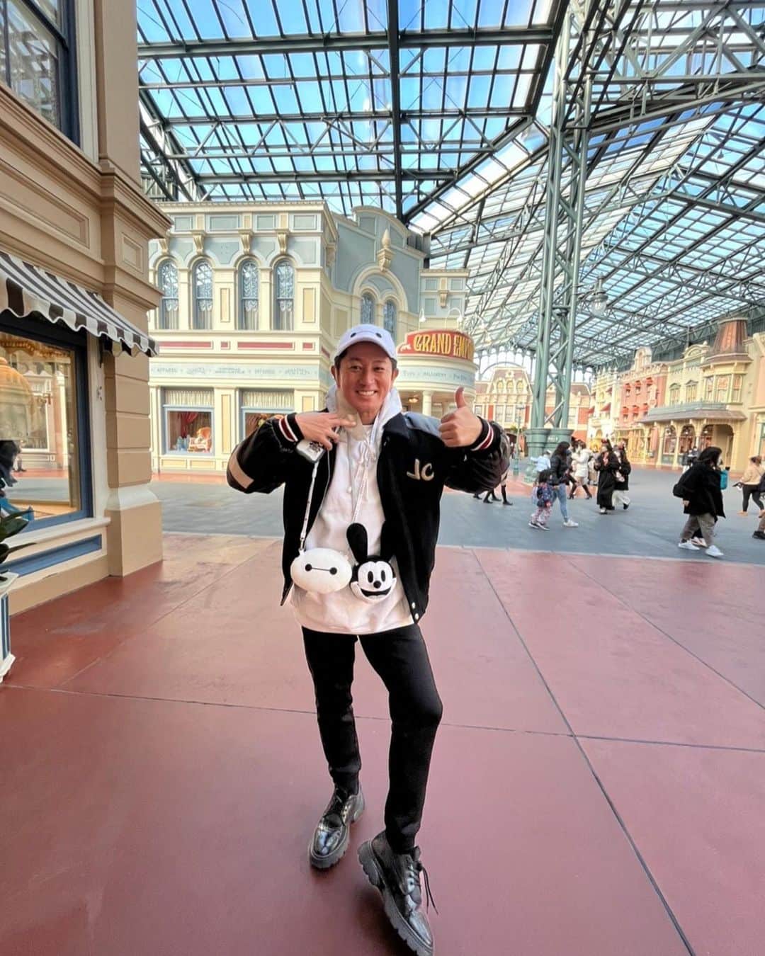 川島慶三のインスタグラム：「ディズニー✨ ベイマックス推し ミッキーマウスはもちろん 最近ジャンボリミッキーハマってます😊ズンズン🖐️🖐️ みんなは何推し？ デズニーで見かけたら声かけて下さいね(^^)写真撮りましょ🤭 この写真は昔のものです！ 今は骨折中なので… #ディズニーコーデ  #ディズニー  #ジャンボリミッキー  #ベイマックス #ミッキーマウス」