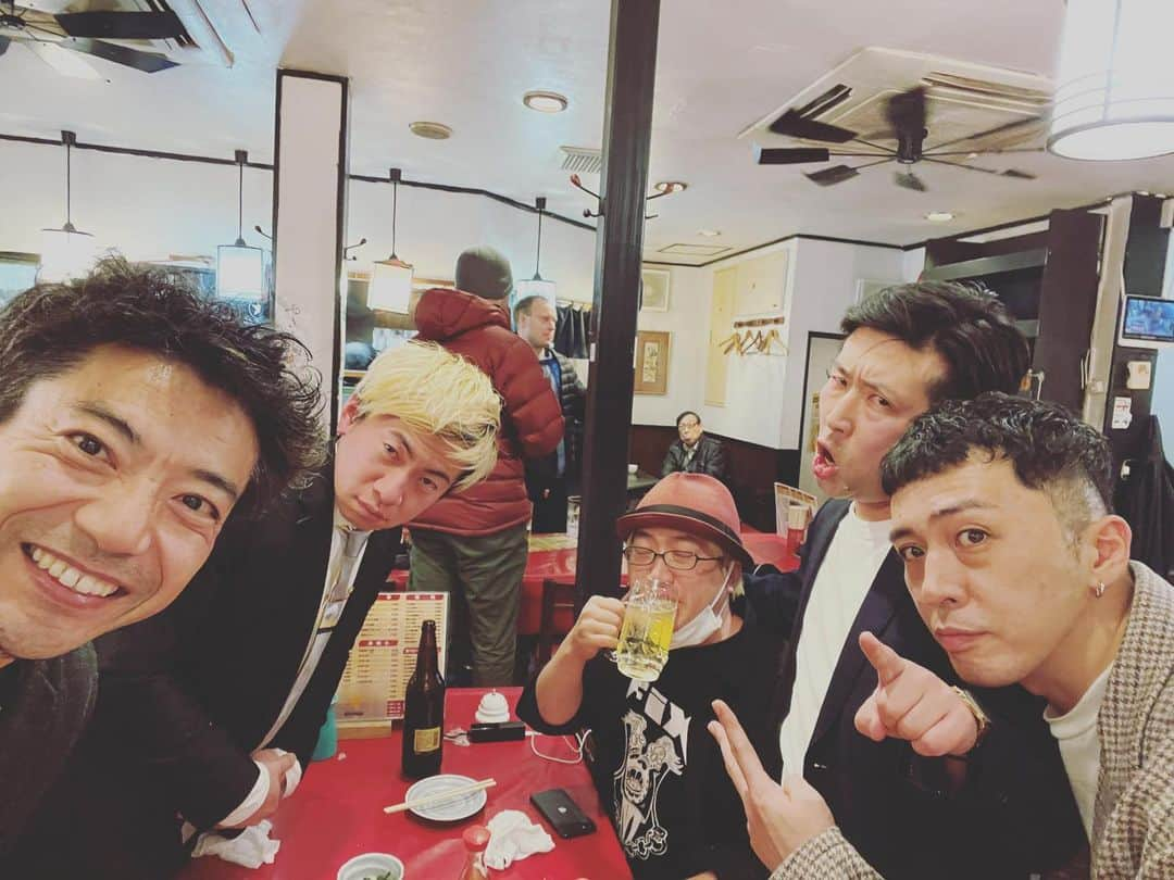 森慎太郎のインスタグラム：「バンドのドラムの晧さんの結婚パーティで、みんなで演奏してきました。いいパーティだったよね？ 晧さん、かよさん、改めておめでとうございます🎉 #どぶろっかーず #オフィス樋口 #いいかねpalette #アットホームチャンネル #999999999」