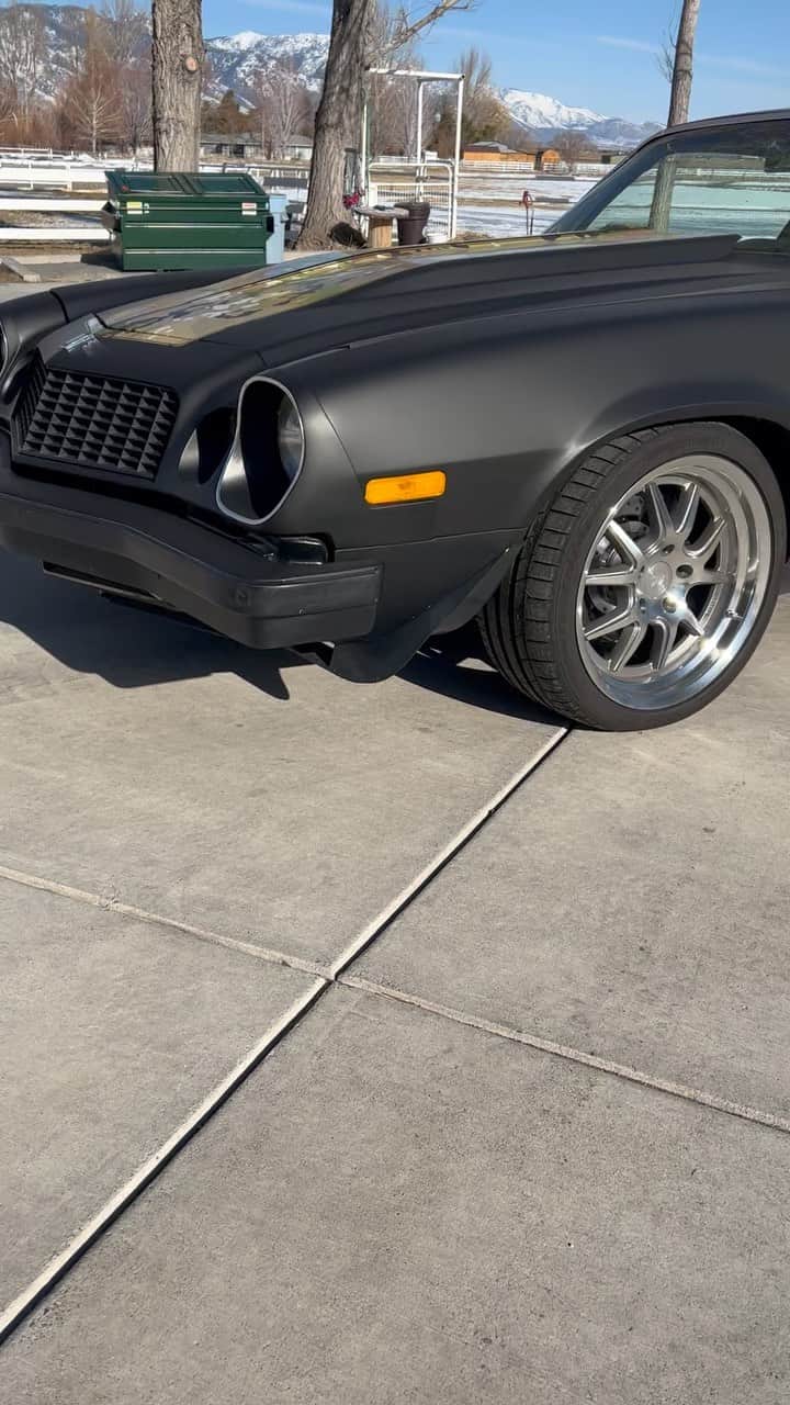 ストーン・コールド・スティーブ・オースチンのインスタグラム：「Took the ‘74 Z-28 for a ride today. Little dusty from sitting in the shop, but it sounds good. My neighbors love me… @blueprint_engines 427 Stroker 540hp 535tq @ctpconcepts @natesprecision @1daywrapsdotcom oem_autospareparts @classicindustries @rocketracingwheels  @robby_atomic @ridetechsuspension  #chevy #camaro #z28  #chevrolet #internalcombustionengine  #usa #america #🇺🇸 @esbcbrews @brokenskullbeer  #beer #craftbeer #ipa」