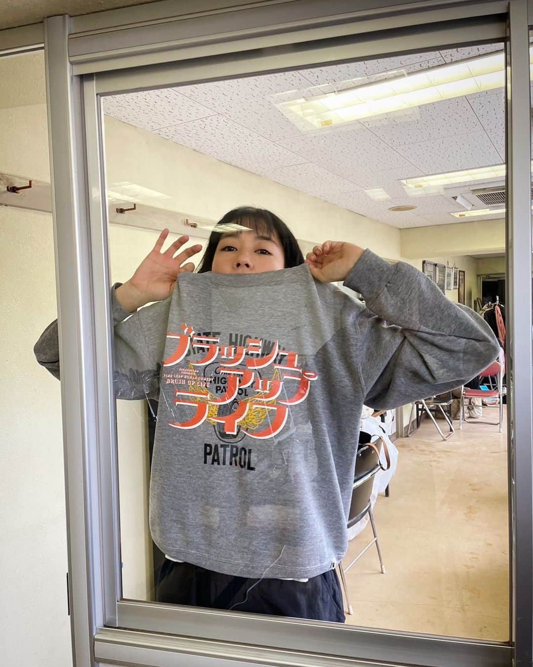 水川あさみのインスタグラム：「ブラッシュアップライフ今夜７話。 謎の女の正体も分かるかもねんっ。  このトレーナーはサクラしんから頂いたもの。古着のトレーナーにプリントしてあるんだけど、なんちゅうステキなアイデアなのさ。これが出来上がるまでになかなかドラマがあったみたいで、そのストーリーを聞いたら余計に愛おしい存在のトレーナーちゃん。  さて今夜も22時30分から是非ご覧くださいまし🕊」