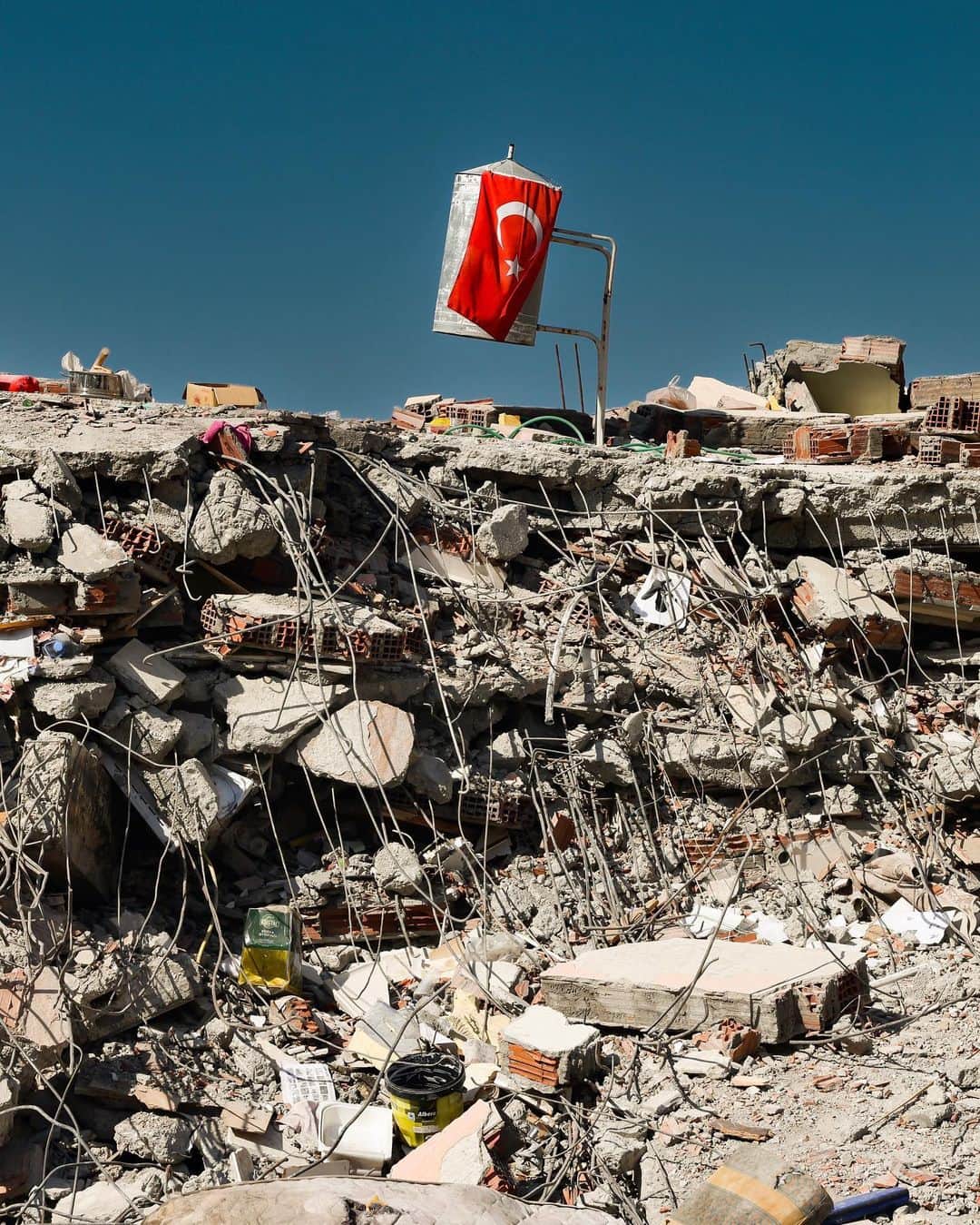 Mustafa Sevenのインスタグラム：「Bayrak ve enkaz !  #UnutmaUnutturma  #Kahramanmaraş #Deprem #Afet #Türkiye」