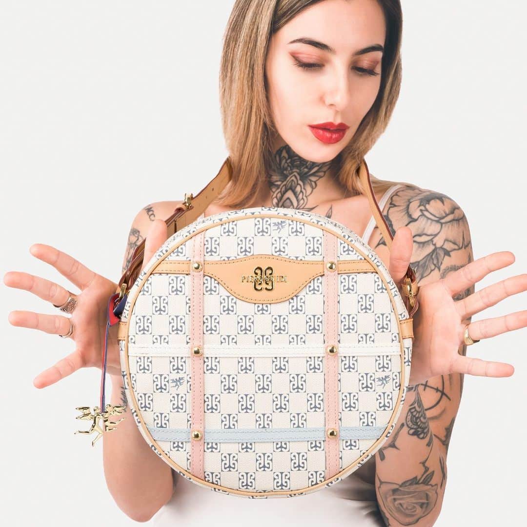ピエログイディのインスタグラム：「Piero Guidi “Angeli del Nostro Tempo” – Borsa a tracolla PG Monogram1970 mod. “Tamburello”, realizzata con lavorazione a “selleria” in cuoio e tessuto spalmato con disegno logo Piero Guidi 1970. Per Lucia – Digital marketing manager - @lucialudovicalupini dipinta nel suo spirito innovativo come le nostre idee, la nostra creatività #PieroGuidi PG Monogram1970 “Classico Contemporaneo”   #PGMonogram1970 #Pgcreativefactory #loveitaly」
