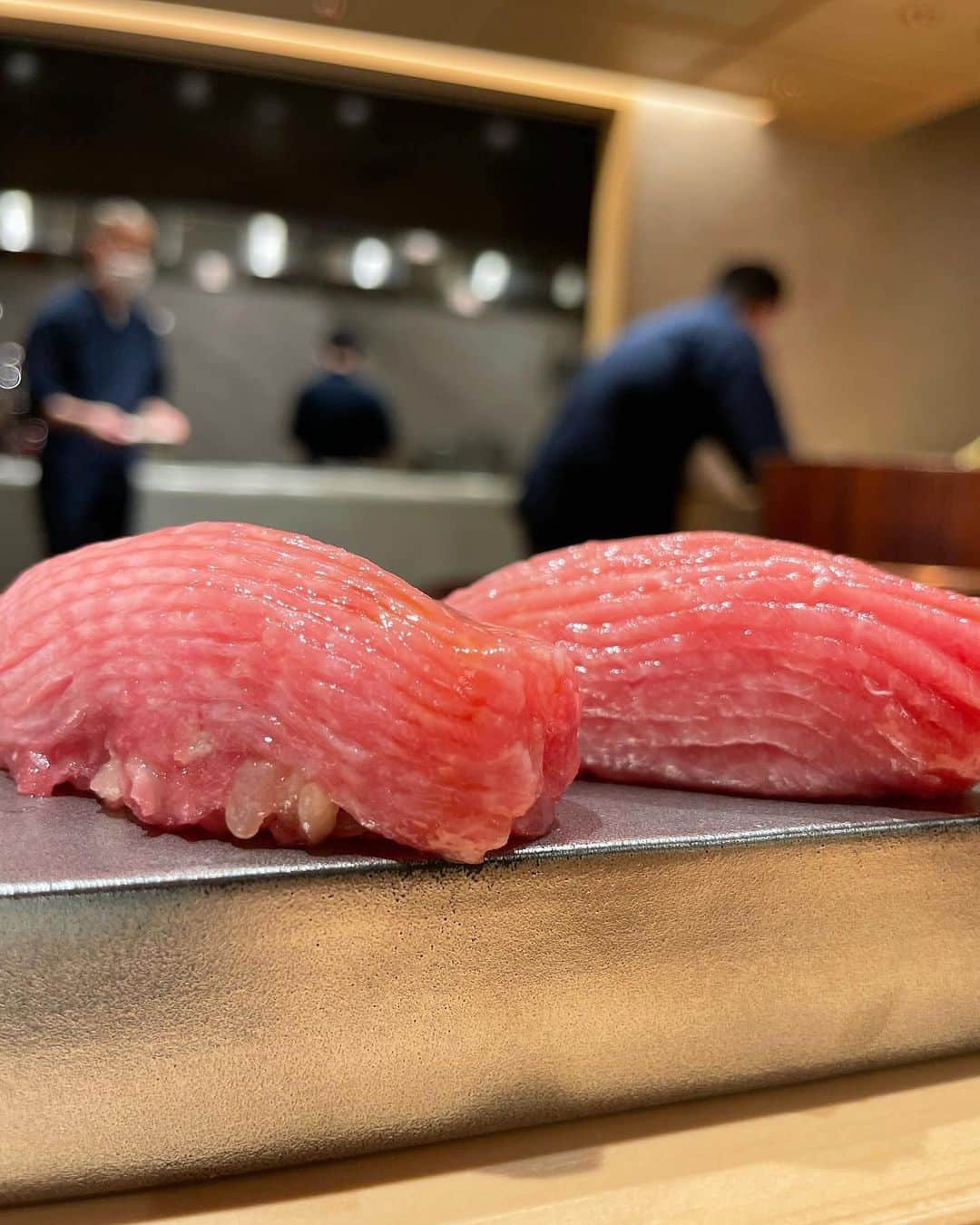 りえちのインスタグラム：「素敵な大将と女将さんで、ホッとする空間🙏  お花嬉しい！感動🥺💐 美味しくて本当に良いお店です。👍  #鮓 #ふじなが #鮓ふじなが #お鮨 #ありがとうございます #食 #sushi #japanesefood #tokyosushi #東京グルメ #麻布十番グルメ #予約 #美食 #予約困難 #グルメ好きな人と繋がりたい#寿司#バカラ #お祝い花」