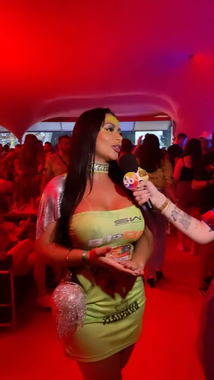 エレン・サンタナのインスタグラム：「Sobre ontem @camaroteavenida …. E hoje tem mais hein 🥳 @sbt」