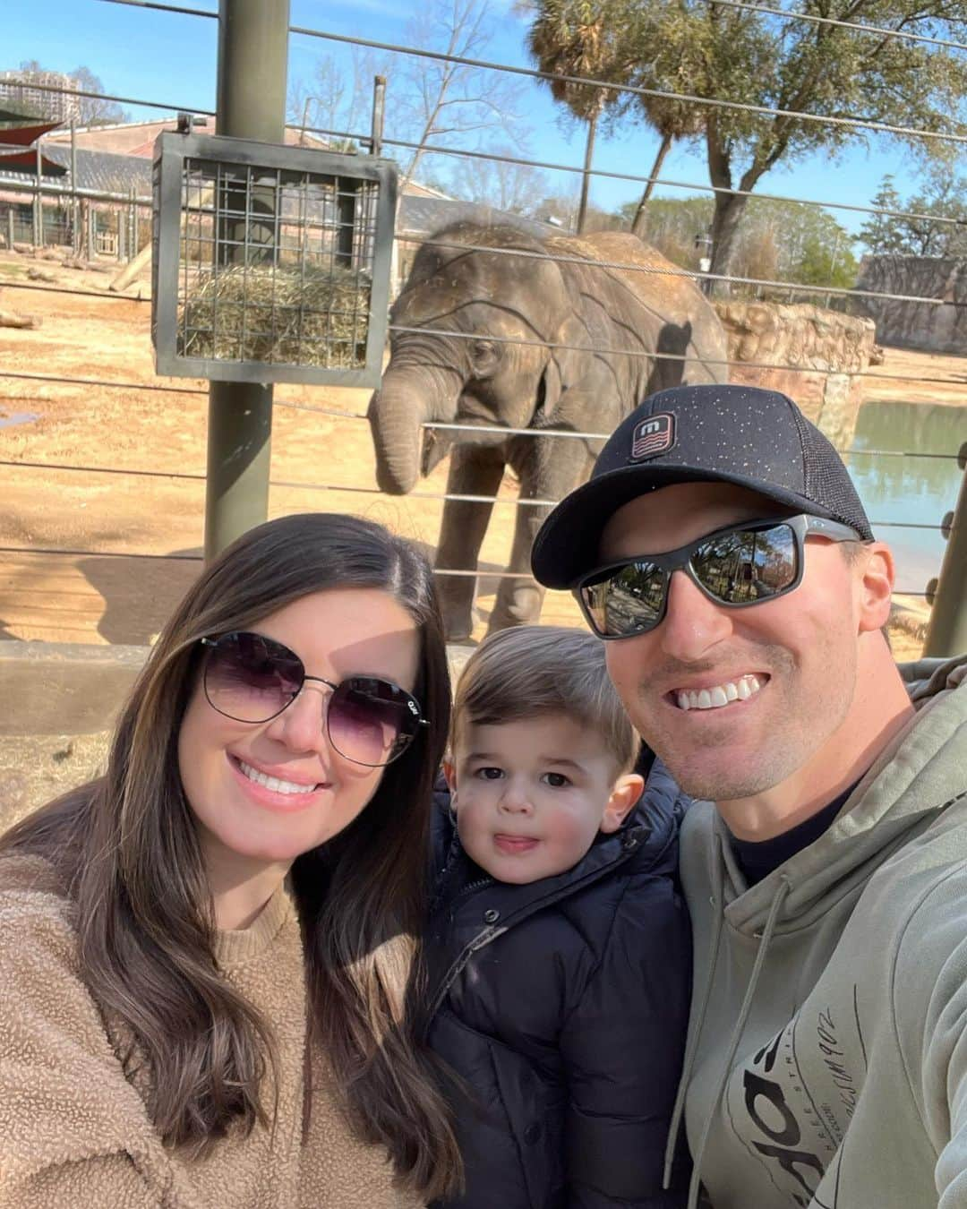 ロス・ストリップリングのインスタグラム：「Photo dump from our last offseason as a family of 3!」