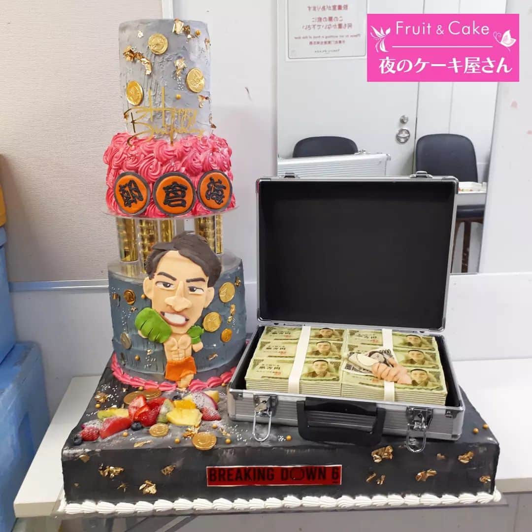 夜のケーキ屋さん♥Juli　(エディブルフラワー協会) のインスタグラム：「ブレイキングダウンの思い出ケーキ🍰  てるくんの試合…見たかったですね🙏 てるくんと未来さんの動画を見て、てるくんの人柄すごいなぁって、うまく言葉に出来ないですが、  てるくんがまた思う存分に力を発揮する試合ができますようにって願いを込めて、てるくんの人柄というか愛されっぷりがわかるケーキの画像を投稿します✌ (2枚目以降🍰)  多くの人が、てるくんの試合を楽しみにしてたと思います😢  …今日のブレイキングダウン7、皆さん頑張ってください💪押忍🔥 リアタイで見るの楽しみ🔥  映えるケーキも素敵だけど、仲間と楽しむケーキをプライベートで頼んでくれる機会をもらえて、ケーキを囲んでみんなが笑顔になってくれることが、私にとって一番の嬉しいご褒美です😌  いつもチャンスをありがとうございます😌 @asukakiraran @kanzaki_sae @amada.teru8  @sakito1207x_x   #ブレイキングダウン#breakingdown#breakingdown7 #夜のケーキ屋さん」