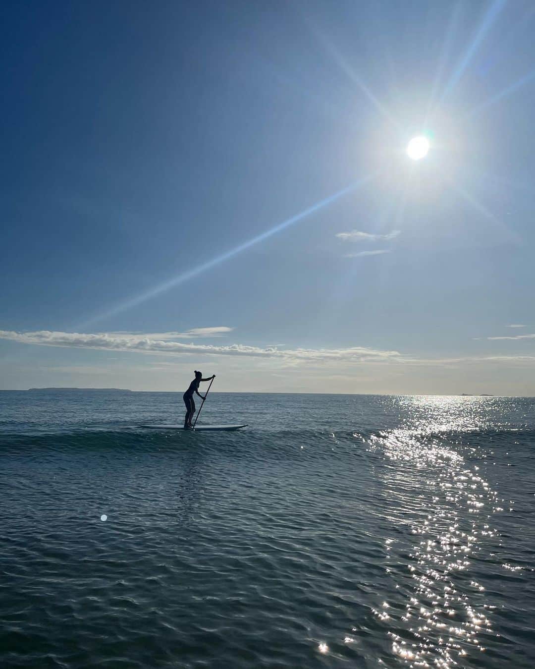 サラ・マイアーのインスタグラム：「New Zealand 🇳🇿 week 1 🌊🏄🏽‍♀️🏃‍♂️⛴🍓🍦」