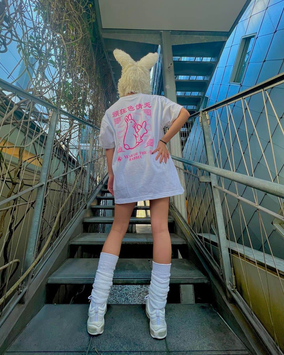 のインスタグラム：「Back Icon T-shirt  ”福兎”🐇🐇  #fr2梅 #fr2 #fxxkingrabbits  #wearefxxkingrabbits」