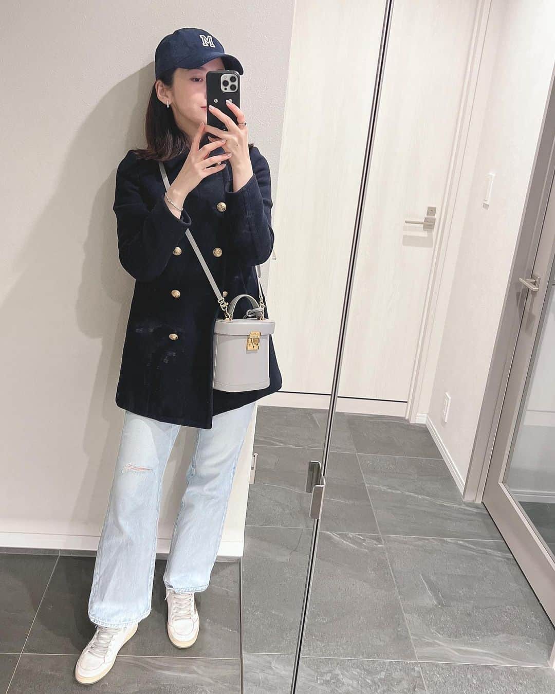 山本みらいのインスタグラム：「【梅春の薄色デニムコーデ】 おはようございます。  だんだんと春っぽくしたくなり、それにつれてやけに着ている薄色デニムのコーデをちらほらと振り返り。  Denim @stunninglure   薄いブルーが自分の服と合わせやすくて◎  薄色デニムとPコートの組み合わせが永遠に好きかもしれない。 昨日のインスタライブでも着ていたPコートは昔買ったドゥーズィエムクラス。  キャップ率が高いのは、美容院に行かれていないのもあるけど、、甘めの服が多いから、たまにキャップで調節したくなるのかな。  昨日インスタライブで、ライブ終了して切る直前に質問頂いて答えられなかったのですが、ダイエットは去年5キロ痩せたのですが、2キロくらい年末年始で戻ってきて…  あと2キロ落としてデニムもう一本新調しようかなと思います。(←いつもコレ思ってる、、結果新しいの買えてないのです😂)」