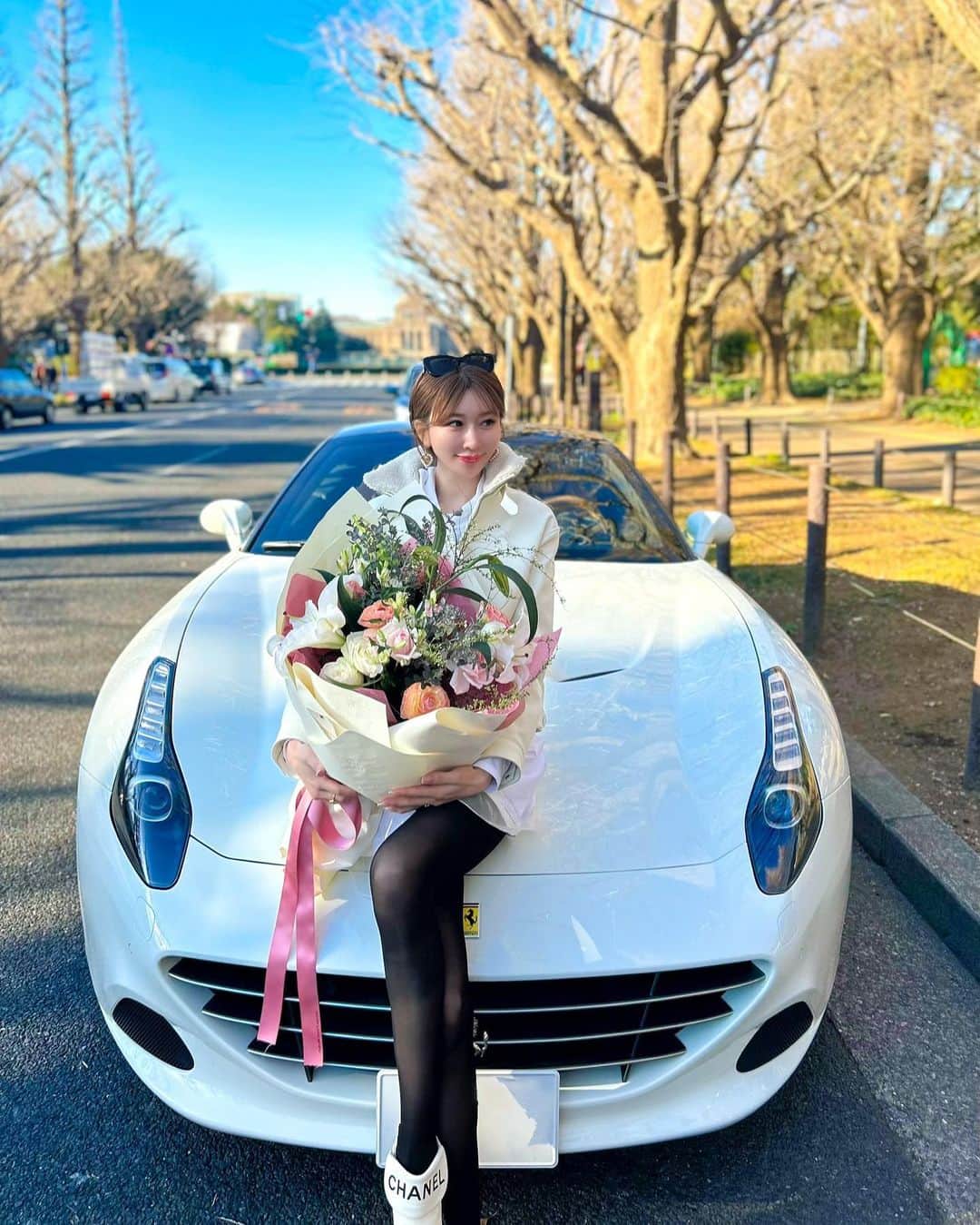 JUNKO（飯田順子）のインスタグラム：「❤︎HappyValentine❤︎ ・ 車と撮ってくれた🫶🙈💓 この色合いほんと好き✨ わーい🙌」