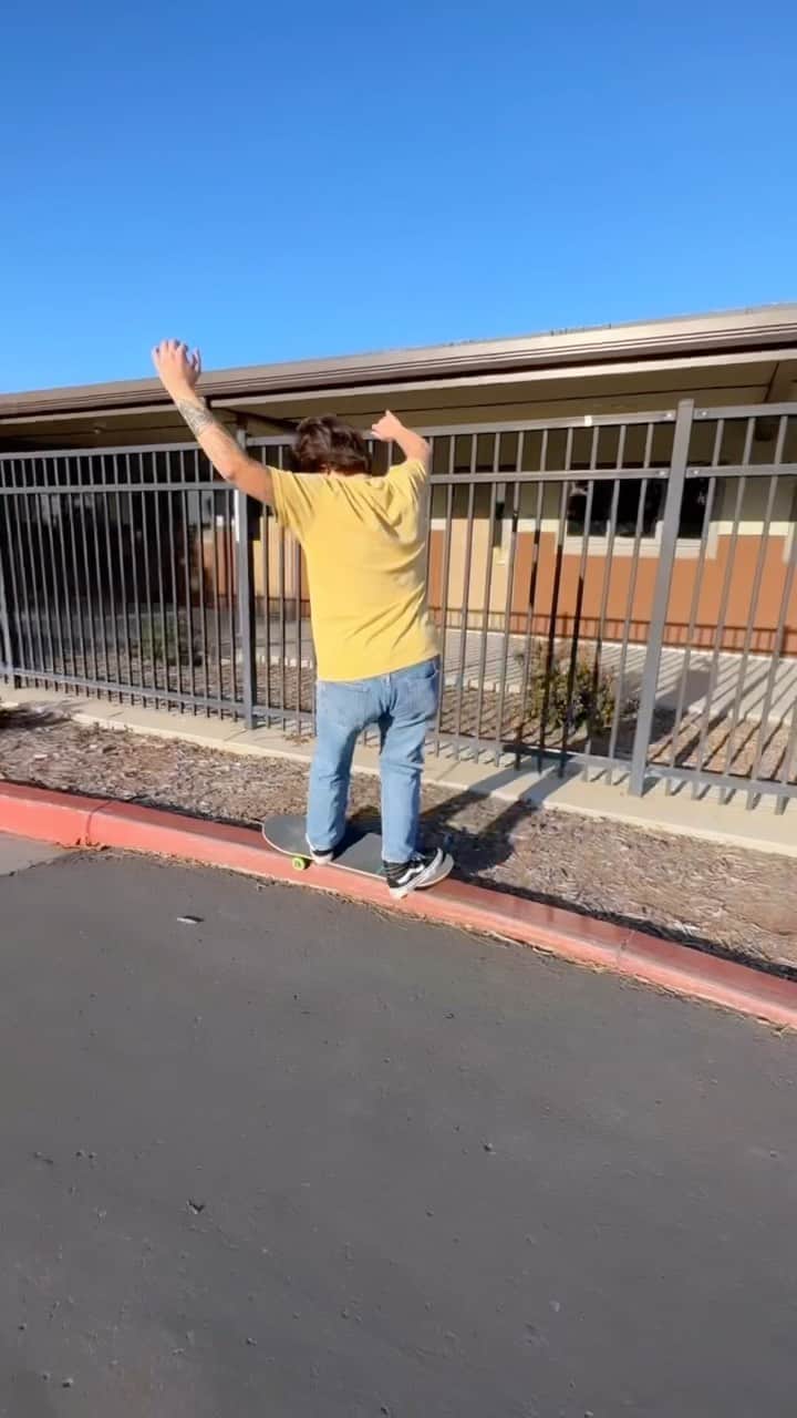ジョーディン・バラットのインスタグラム：「i’ve been terrified of slappys since i started skating, stoked to get in the streets today and finally do it! thanks for rolling with me @flemjason 🤘🏼」