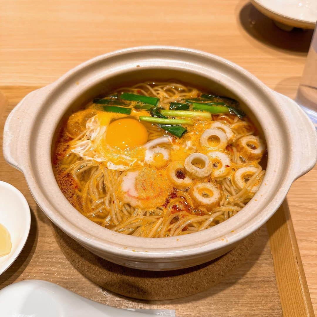 葉山カナのインスタグラム：「人生初鍋焼きラーメン美味しすぎた♨️ #魂麺」
