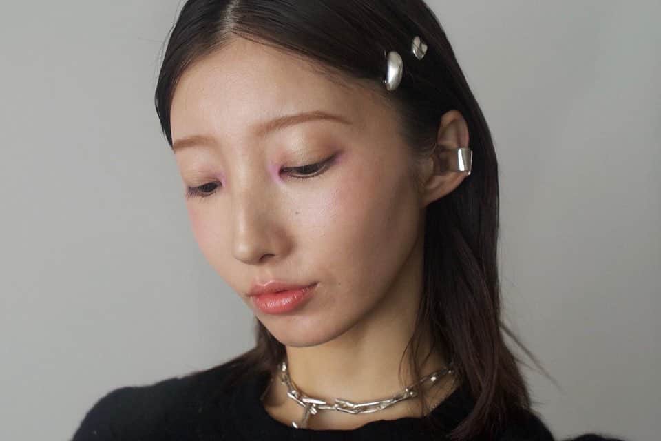 飯島望未のインスタグラム：「Spring is on its way🌷🍀 New items, new makeup.  限定商品のアイテム達が可愛くて春を感じさせるお色味に きゅんとする。 @chanel.beauty   アイシャドウ LES 4 OMBRES 68 DÉLICES  チーク FANTAISIE DE CHANEL   ハイライト BAUME ESSENTIEL LILAS & DRAGÉE  リップ ROUGE COCO BAUME 928  ヘアクリップ、イヤーカフとネックレスは @pluiehair @pluietokyo  いつも身につけるのは ゴールドのアクセサリーばっかりだったけど プリュイのシルバーは柔らかくて好き。」