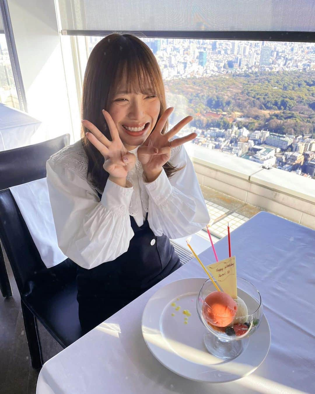 松村香織のインスタグラム：「🍨  1ヶ月経ってるし もうHBDなんて 気にしてなかったのに お祝いしてくれた絆さん💛  やさやさ  パークハイアットにある ニューヨークグリルで 美味しいランチご馳走してくれて 🎁までいただいてしまた🥹  ハートブラシと持ち運びのアイロン ずっと欲しくて調べてたから どんぴしゃ過ぎてもう🫣  ハートブラシは1つ持ってるけど 前泊後泊多いから キャリーに入れておきたかったの  本当に本当に絆さんありがとう  カメラ向けると 変顔しかしてくれないから ちゃんとした写真ない🙄  出会ってもう14年かな？  15年目もよろしくね☺」