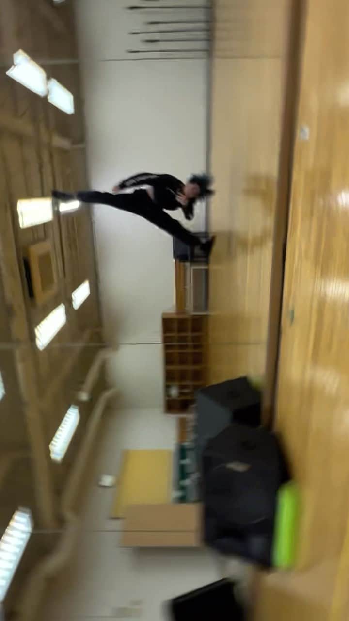 大舌恭平のインスタグラム：「この撮り方にも慣れてきた🎥  #sideflip #aerial #acrobatics #tumbling #selfie #performance #rising #studio」