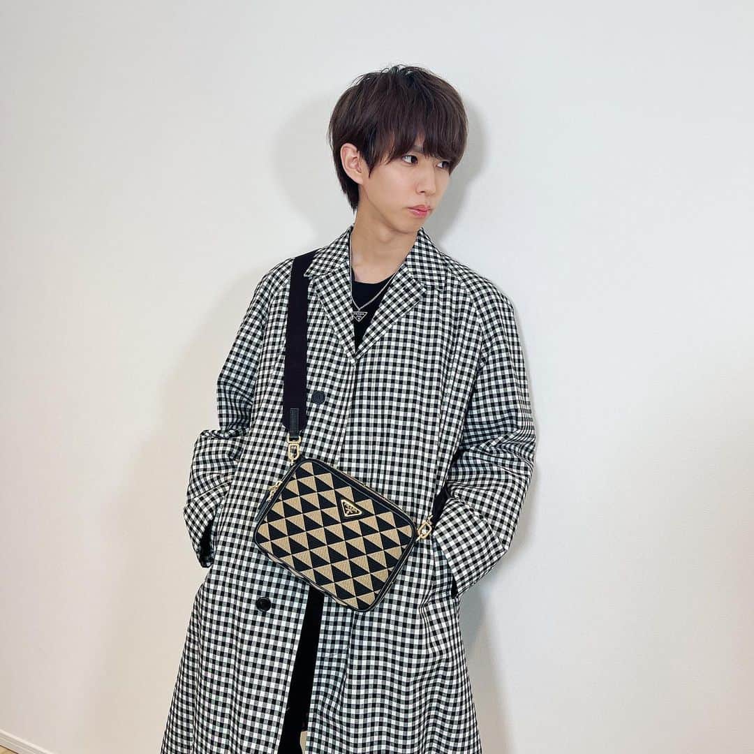 はじめしゃちょーのインスタグラム：「プラダの新作かわいい… バッグかわちい… 柄×柄 @prada」