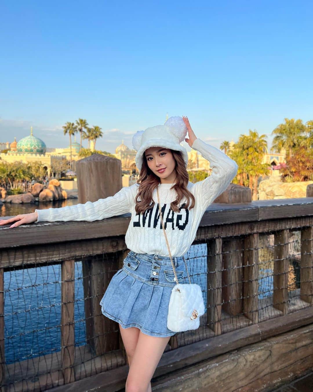 田村月光（ツッキー）のインスタグラム：「ニット1枚でディズニー行けるの最高🌏💜 チケットプレゼントしてくれたッ🫶🏻 𝐍𝐨𝐚は私の彼氏😂‪‪𐤔𐤔‬‪𐤔‪‪𐤔𐤔‬‪𐤔」