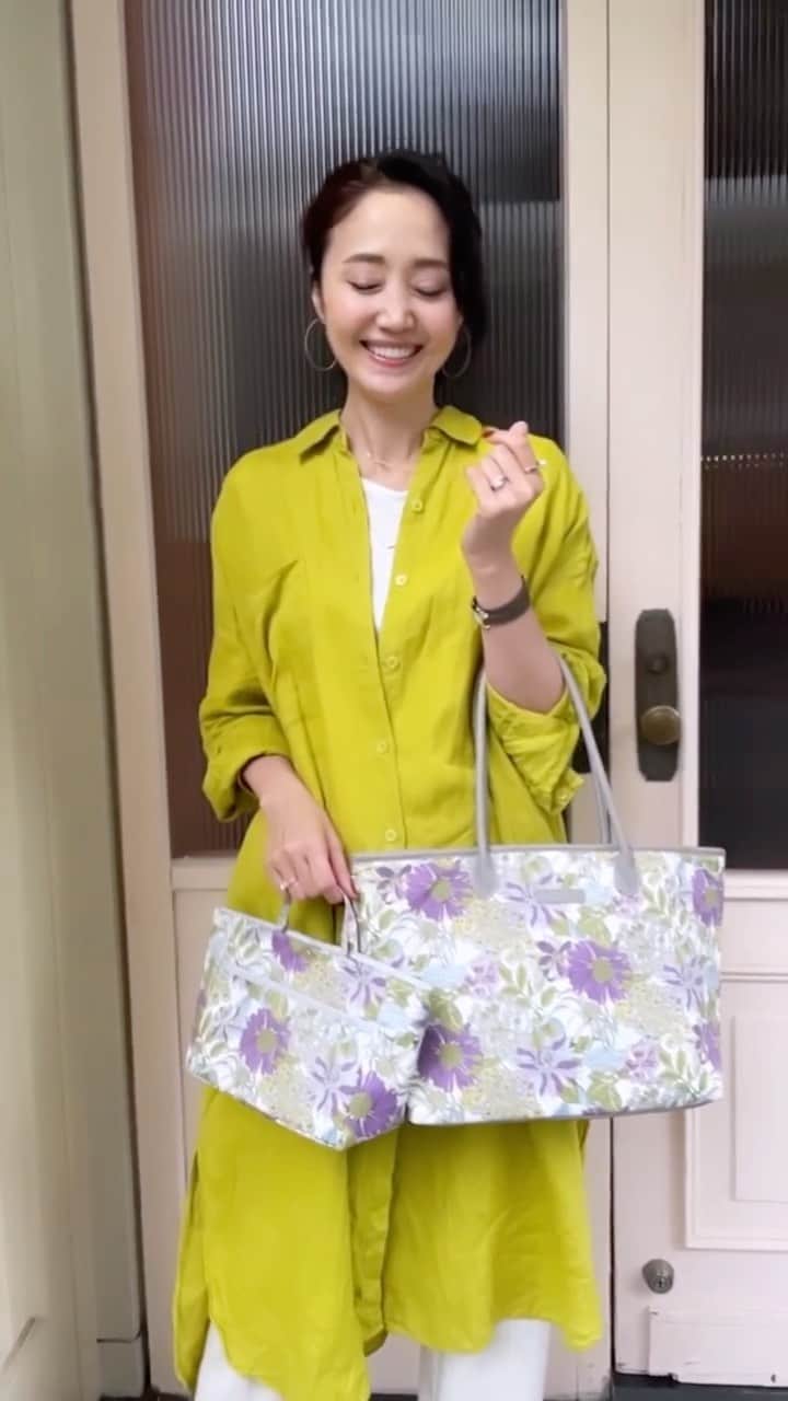 織香のインスタグラム：「パープル💜💚💜  パープルも大人気のアンジェリカ・ガーラの大花柄。 シックなパープルとカーキをベースに ペール調のサックス、イエローなどリバティらしい9色という多色使い。 合皮は柄を引き立てる綺麗なライトグレーを合わせて、爽やか上品な雰囲気にしました🤗  💐IMリバティプリント💐 春の新作オンエア 2/23 木　QVCにて 朝7:00〜/お昼12:00〜生放送  Todays Plus！ 毎年大人気のオープントートバック＆バックインバックがSETでスペシャルプライスに🤗 全5色展開💙💖💜💛🖤  #春#リバティ #持ち歩くアート #1年中枯れないお花 #QVC#qvcjapn #リバティプリント #リバティファブリック #リバティ好き #リバティ好きと繋がりたい #Liberty #LibertyPrint #LibertyFabric #libertylove #IntermodeMadeWithLibertyFabrics #川辺株式会社 @intermode_kawabe #QVC#qvcjapan #アンジェリカガーラ #angelicagarla」