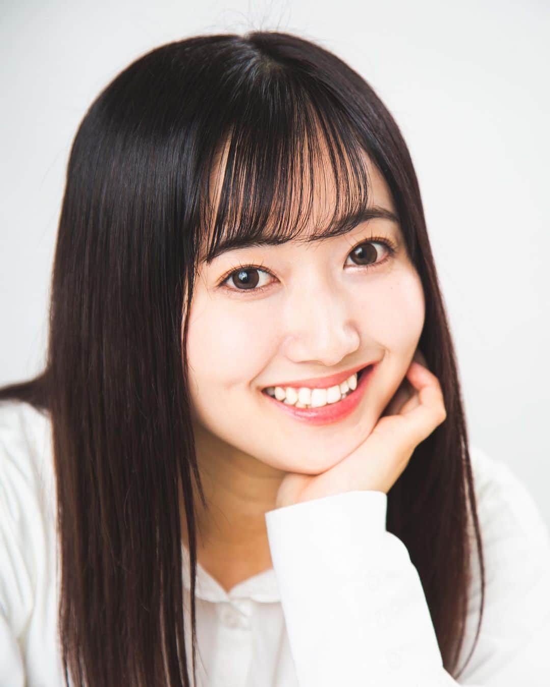 山下夏生のインスタグラム：「年相応になりたいと思いつつ、つい若作り欲も出てしまう… : : 歳を重ねるのは素晴らしいことだし、 もちろんそれに見合う人にもなりたいけど、同時にキラキラもずっとしてたいです。(今そう見えるかは置いといて🙃) : : photo by @toyoyoon さん : #プロフィール写真 #プロフィール #宣材写真 #ポートレート #ポートレート撮影 #ポートレートモデル #写真 #役者 #女優 #声優」